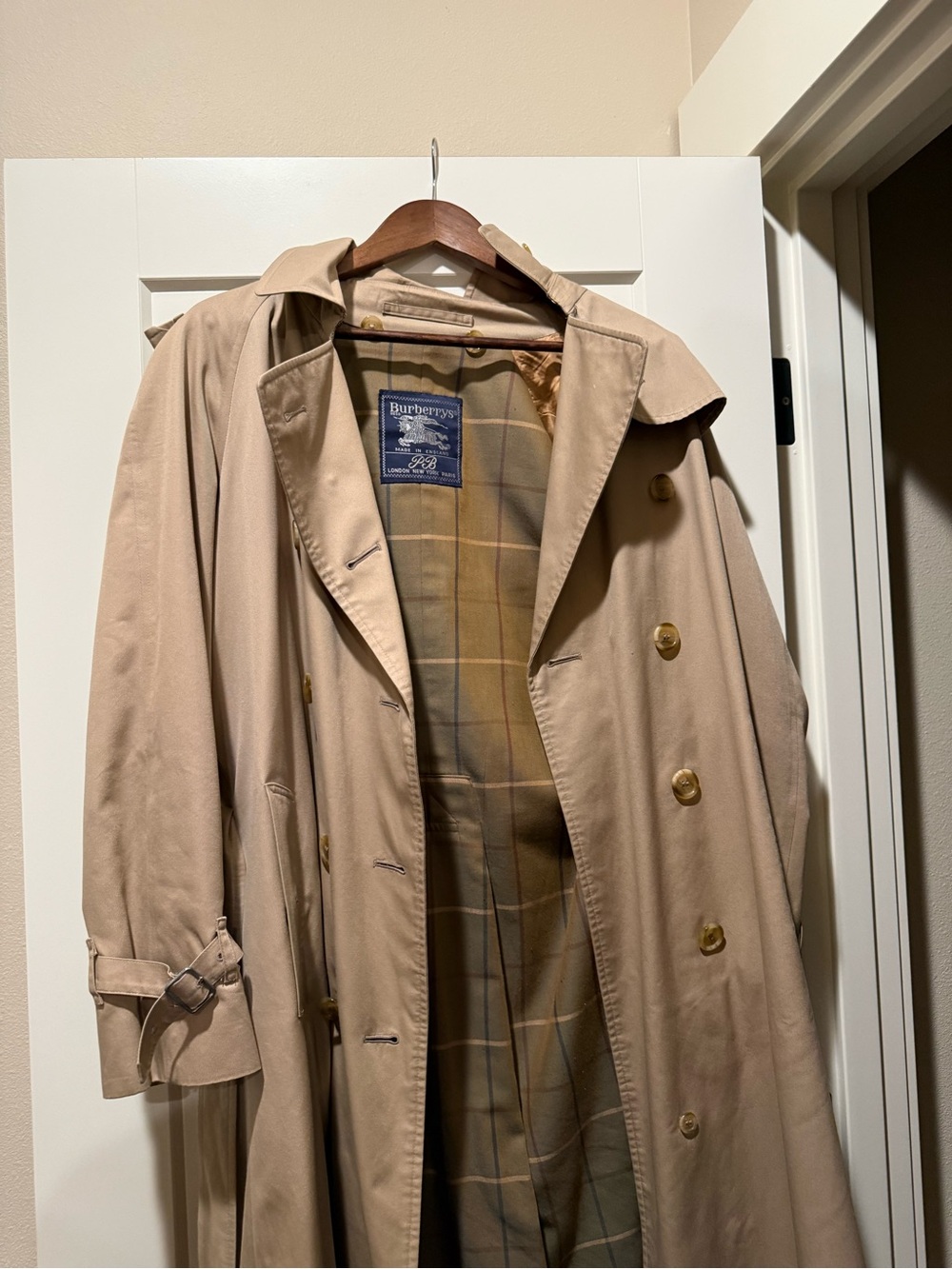 Burberry Women’s Beige Trench Coat with Checked Lining